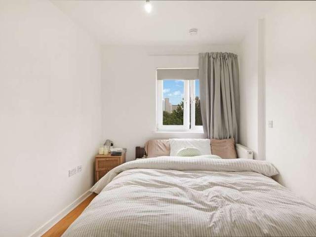 Flat for sale in London Borough of Croydon, Waddon