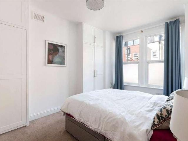 Flat for sale in Summerstown, Greater London