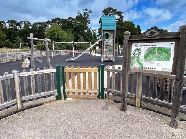 Flat for sale in Mindenhurst, Heol-las