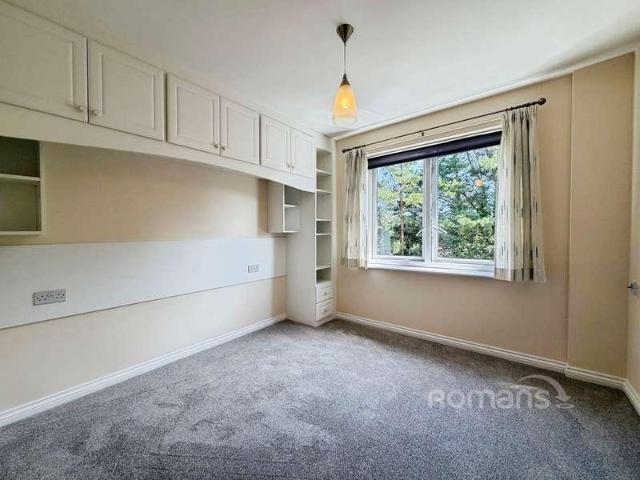 Flat for sale in Heol-las, Surrey