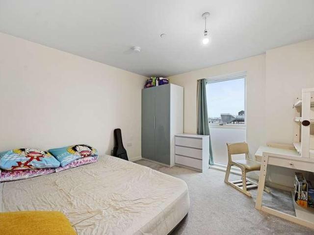 Flat for sale in Kodak, Greater London
