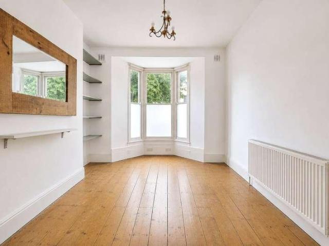 Flat for sale in Stockwell, Greater London