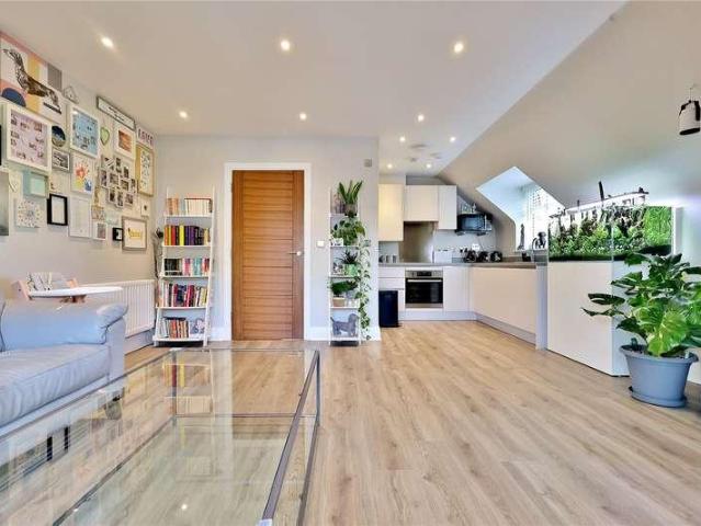 Flat for sale in Heol-las, Surrey