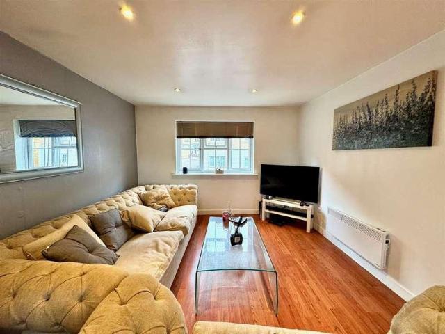 Flat for sale in Purfleet, Essex