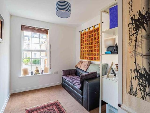 Flat for sale in Bushey, Bushey Heath