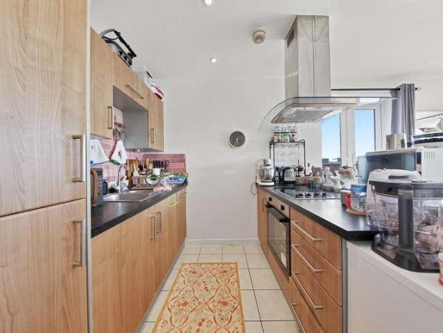 Flat for sale in London Borough of Croydon, Waddon