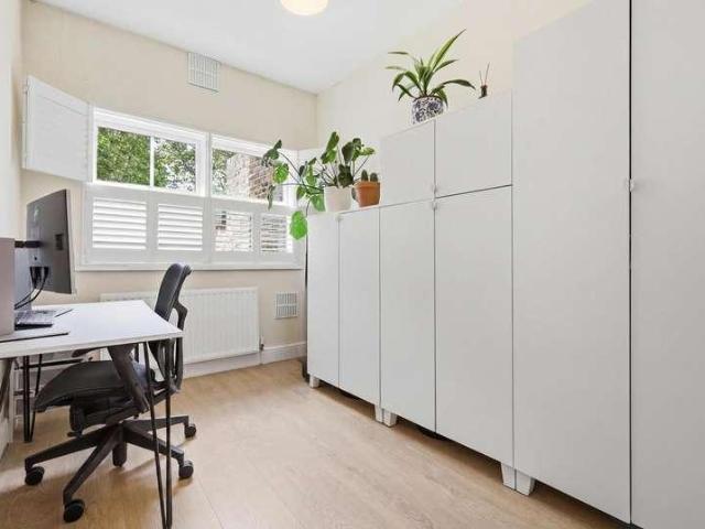 Flat for sale in Snaresbrook, Greater London