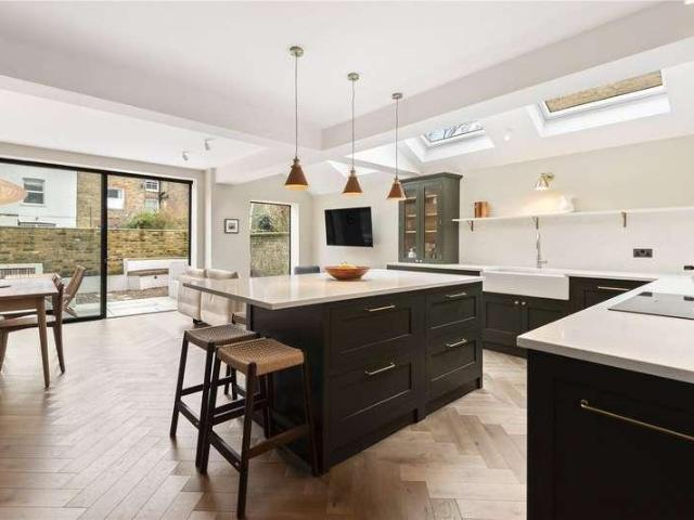 Flat for sale in London Borough of Wandsworth, Greater London