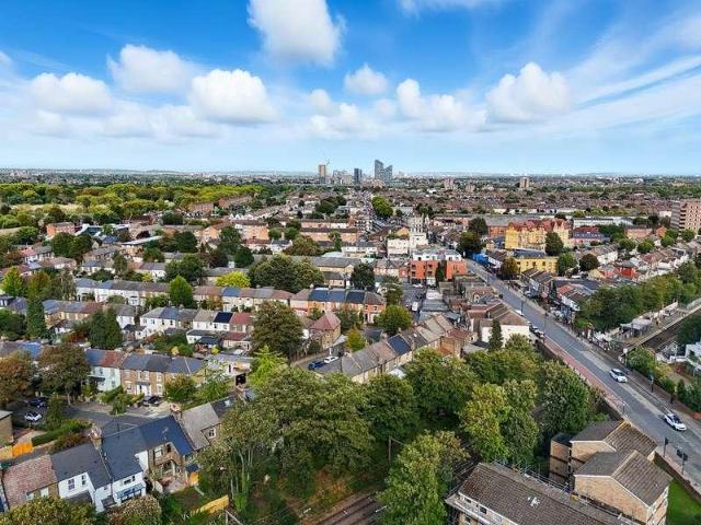 Flat for sale in E7, London
