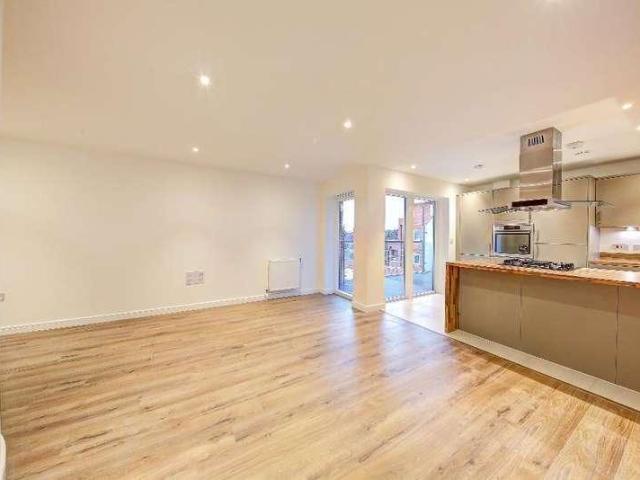 Flat for sale in London Borough of Merton, Merton Park