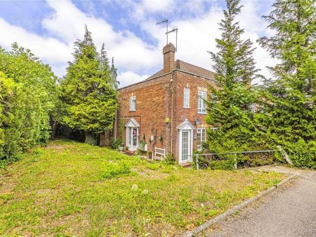 Flat for sale in Bushey Heath, Hertfordshire
