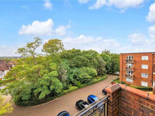 Flat for sale in Golders Green, Greater London
