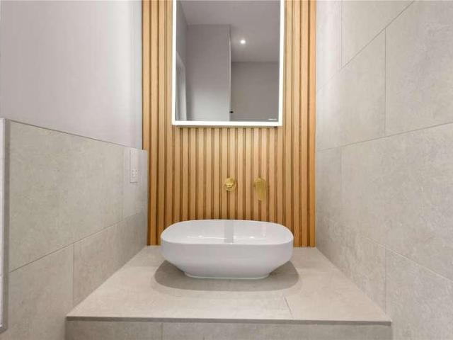 Flat for sale in Balham, Greater London