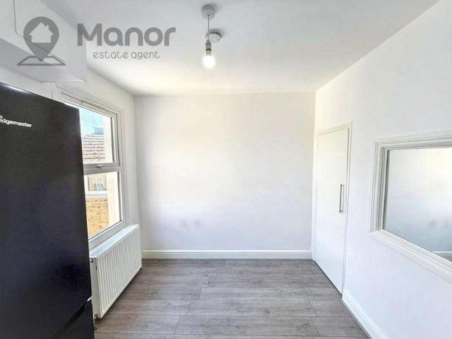 Flat for sale in Leytonstone, Greater London