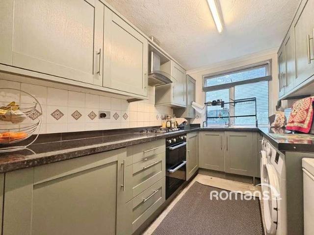 Flat for sale in Frogmore, Hart