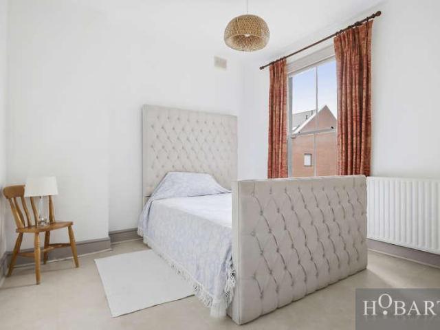 Flat for sale in Finsbury Park, Greater London
