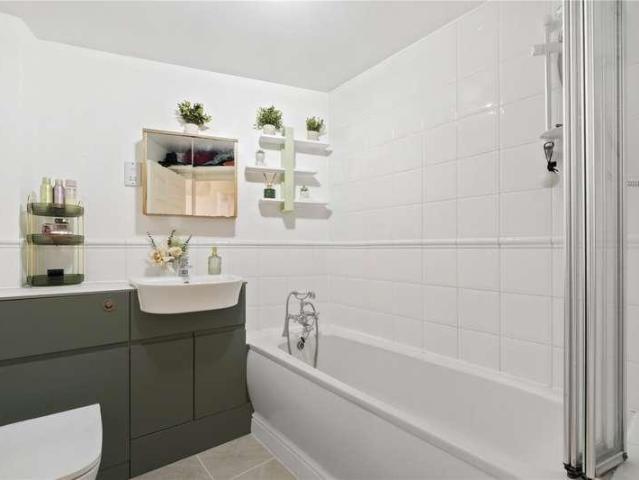 Flat for sale in Furzedown, Greater London