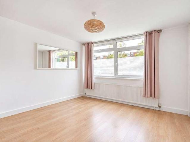 Flat for sale in Elmbridge, Surrey