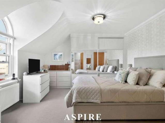 Flat for sale in Alton Barnes, Essex