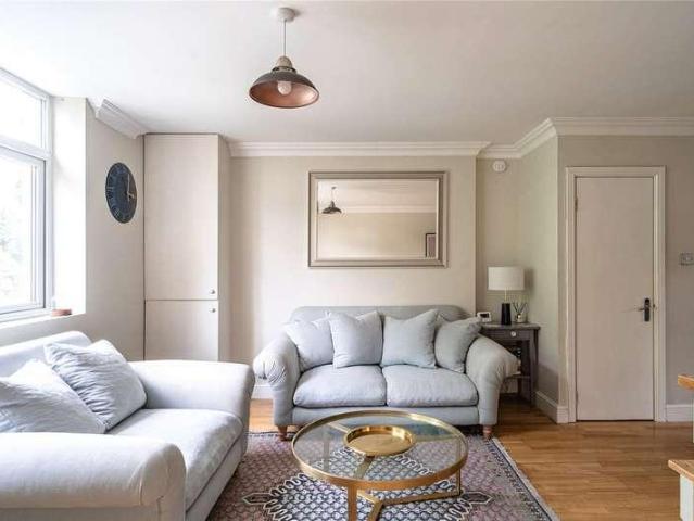 Flat for sale in Streatham, Greater London