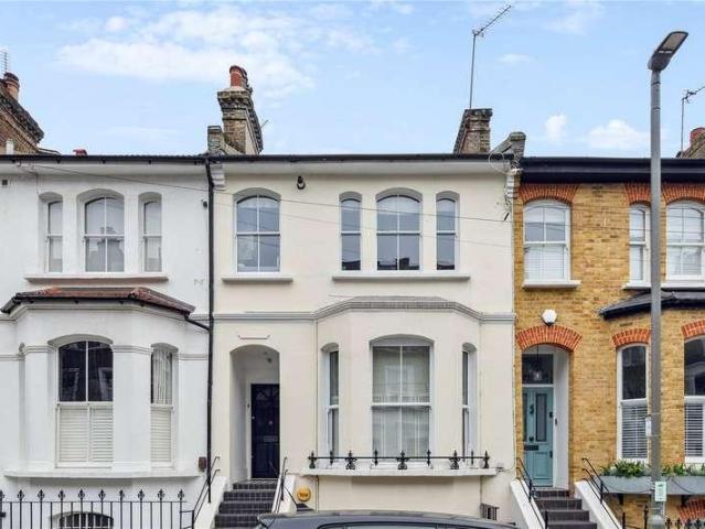 Flat for sale in Clapham Junction, Greater London