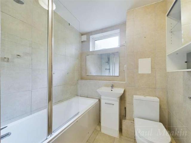 Flat for sale in London Borough of Croydon, Kenley