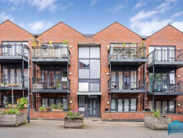 Flat for sale in Hornsey, Greater London