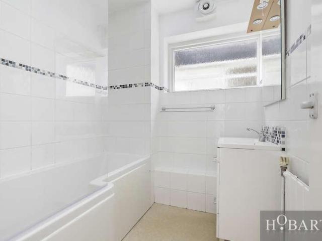 Flat for sale in Fortis Green, Greater London