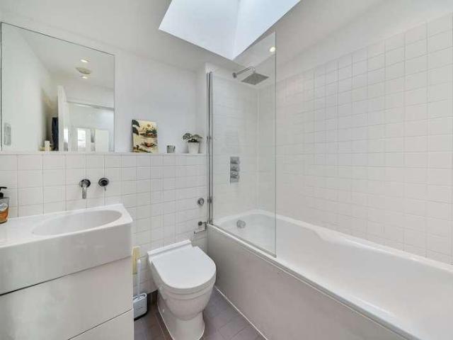 Flat for sale in Oval, Greater London