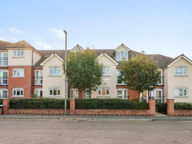 Flat for sale in Shepperton, Spelthorne