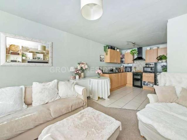 Flat for sale in New Malden, Greater London