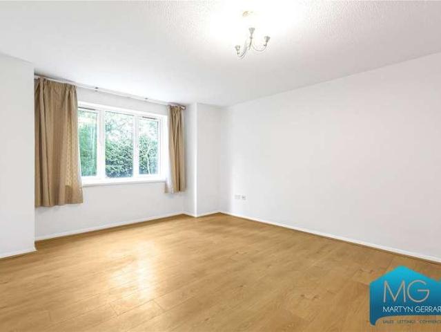 Flat for sale in Finchley, Greater London