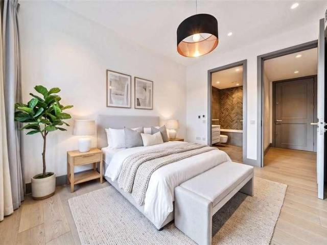 Flat for sale in London Borough of Ealing, Greater London