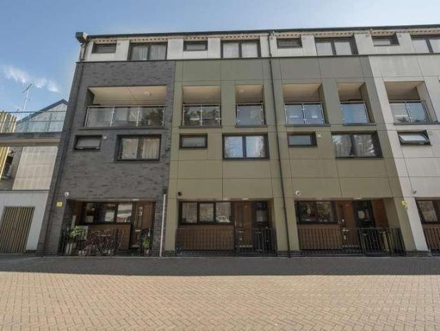 Flat for sale in Windsor, North Town