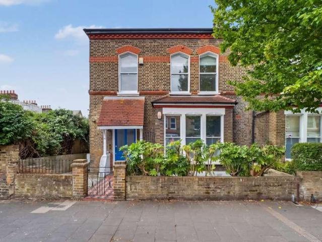 Flat for sale in Brownswood Park, Greater London