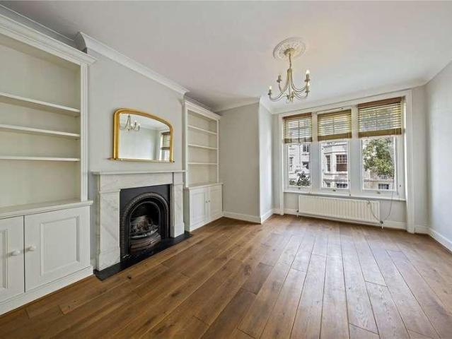 Flat for sale in North Sheen, Greater London