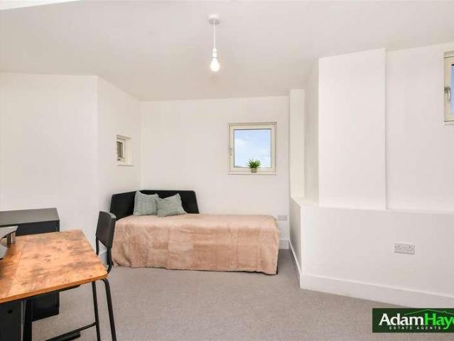Flat for sale in Temple Fortune, Greater London