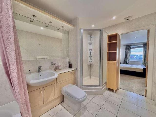 Flat for sale in Salford Quays, Salford