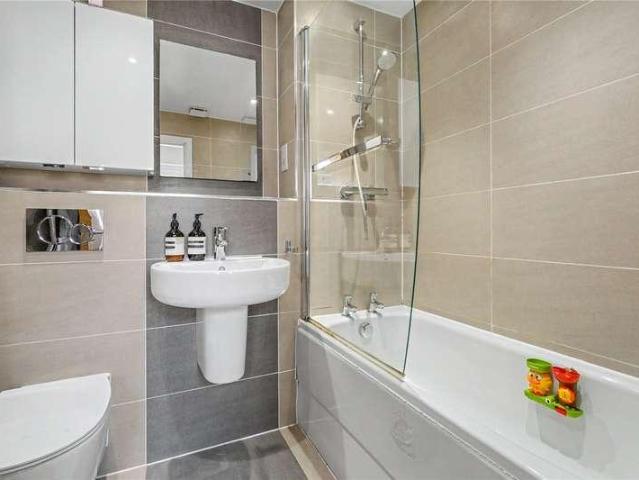 Flat for sale in Clapham Junction, Greater London