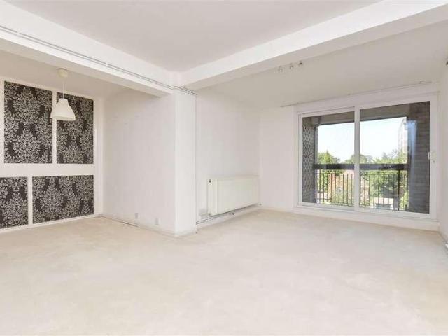 Flat for sale in Carshalton Beeches, Greater London