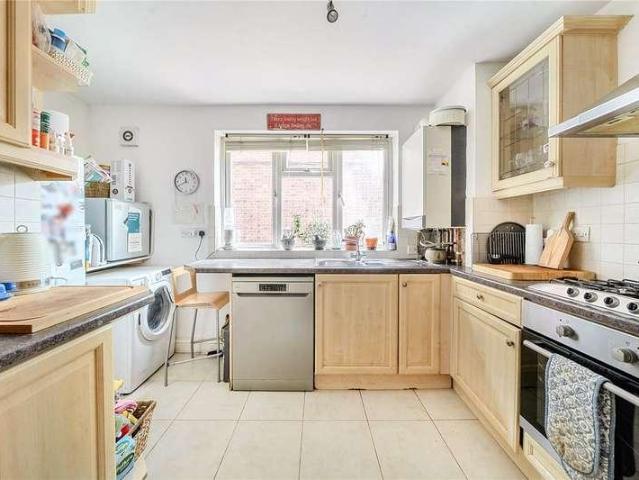 Flat for sale in London Borough of Ealing, Perivale