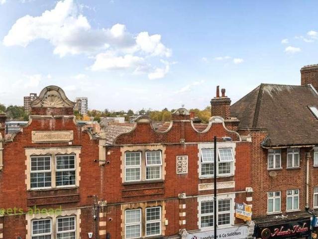Flat for sale in London Borough of Croydon, Waddon