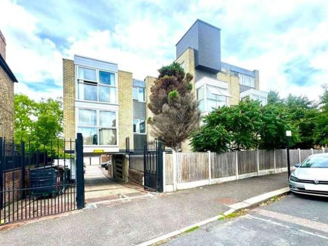 Flat for sale in Walthamstow Village, Greater London