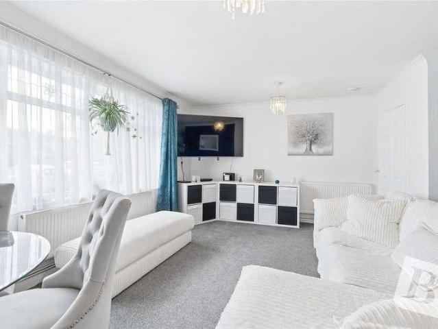 Flat for sale in Rainham, Greater London