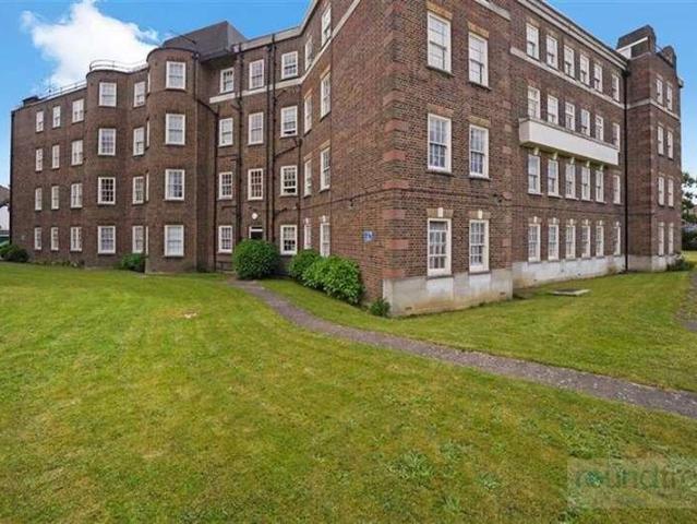 Flat for sale in Hendon, Greater London