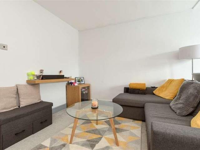 Flat for sale in Caterham on the Hill, Hillview