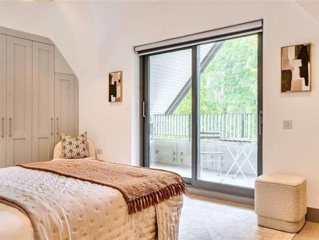 Flat for sale in London Borough of Ealing, Greater London
