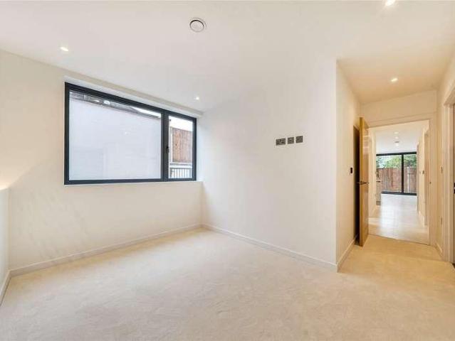 Flat for sale in Bushey, Bushey Heath