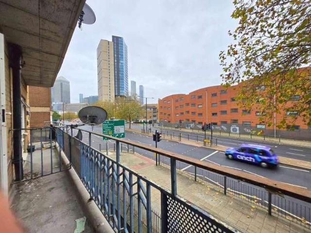 Flat for sale in Limehouse, Greater London