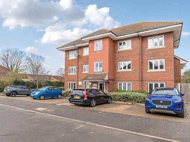 Flat for sale in Ashley Park, Surrey